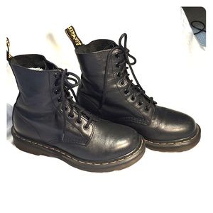 Dr Martens airwave boots